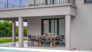 Outdoor dining - Villa Family Love mit Pool With Waterfall by 22Estates (Snašici)
