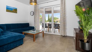 TV - Villa Family Love mit Pool With Waterfall by 22Estates (Snašici)