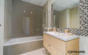 Dusche, Bidet, Handtücher, Toilettenpapier