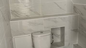 Articles de toilette écologiques, serviettes fournies, savon, shampoing