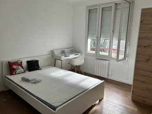 2 多间卧室、办公桌、免费 WiFi、床单