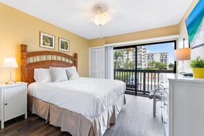 Condo, Plusieurs lits, vue sur le lac (C103) | Décor unique, ameublement unique, fer et planche  à repasser