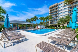 Condo, Plusieurs lits, vue sur le lac (C103) | Piscine | Piscine extérieure, chaises longues