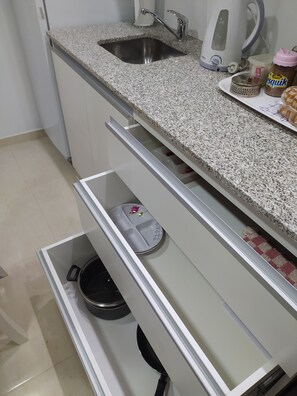 Business Apartment, 1 Bedroom | Private kitchen | Electric kettle, dining tables - 19 de mayo 464 - Department (Bahia Blanca)