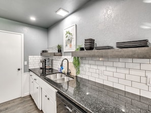 Fridge, microwave, oven, stovetop - Newly remodeled 5BD- just 10 mins from airport!  (Oklahoma City)