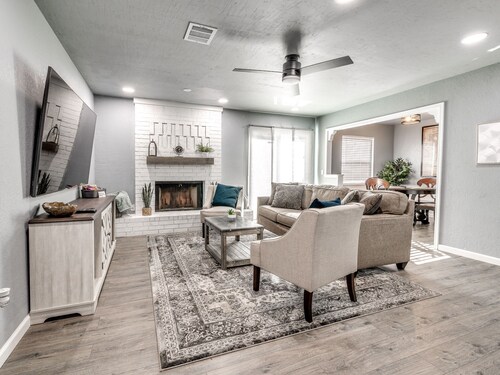 Newly remodeled 5BD- just 10 mins from airport! 