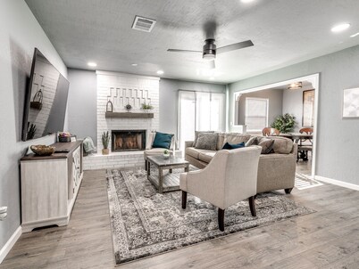 Newly remodeled 5BD- just 10 mins from airport!