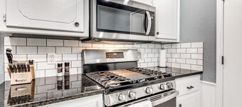 Newly remodeled 5BD- just 10 mins from airport!