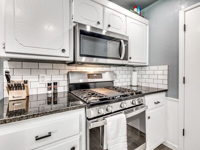 Newly remodeled 5BD- just 10 mins from airport!