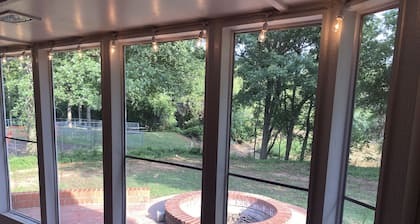 Newly Remodel - 1 Mile to Stadium-Sleeps 8