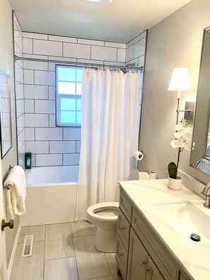 Douche, séchoir à cheveux, serviettes fournies, savon