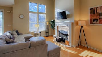 Smart TV, fireplace