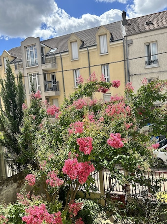 Property grounds. F3 Grenier Maison Centre Ville Massy
