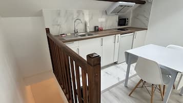 Réfrigérateur, micro-ondes, plaque de cuisson, lave-vaisselle