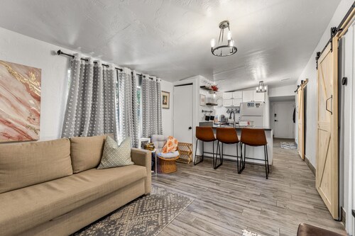 5 minute walking to downtown, NAU, coffee shops, shopping, parks and more!