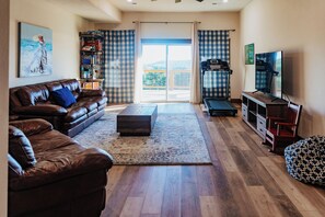 Smart-TV, Kamin, Bücher, Stereoanlage