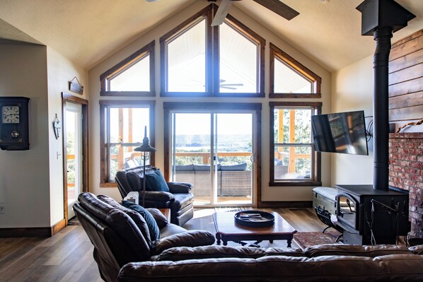 Smart TV, fireplace, books, stereo