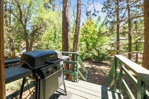 BBQ/picnic Area - Alpine Haus (Big Bear Lake)