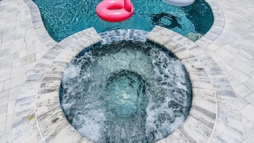 Alberca al aire libre y alberca climatizada