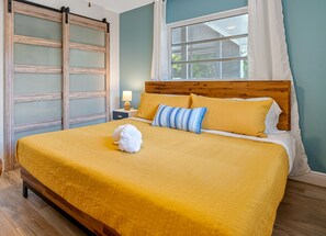 4 chambres, bureau, fer et planche à repasser, lit de bébé portatif