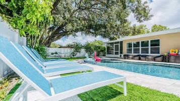 Utomhuspool och uppvärmd pool