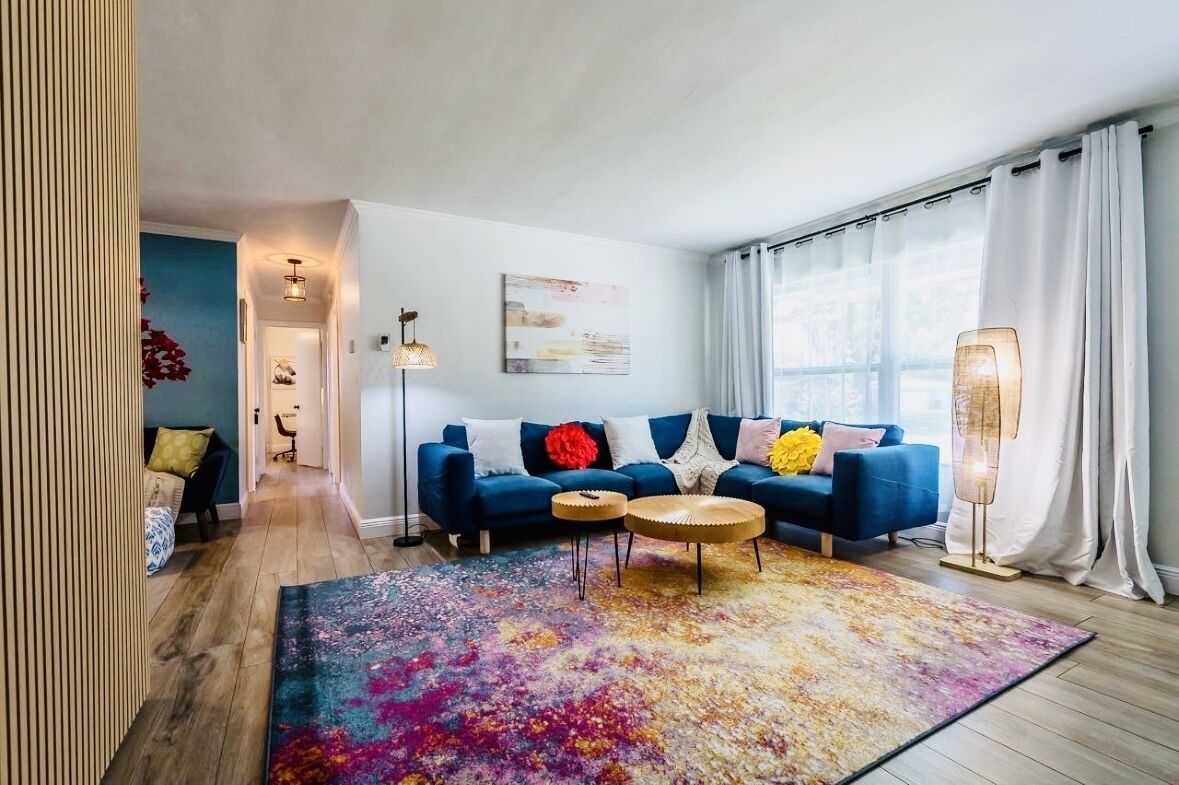 智能電視、壁爐、足球機、書籍