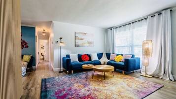 智能電視、壁爐、足球機、書籍