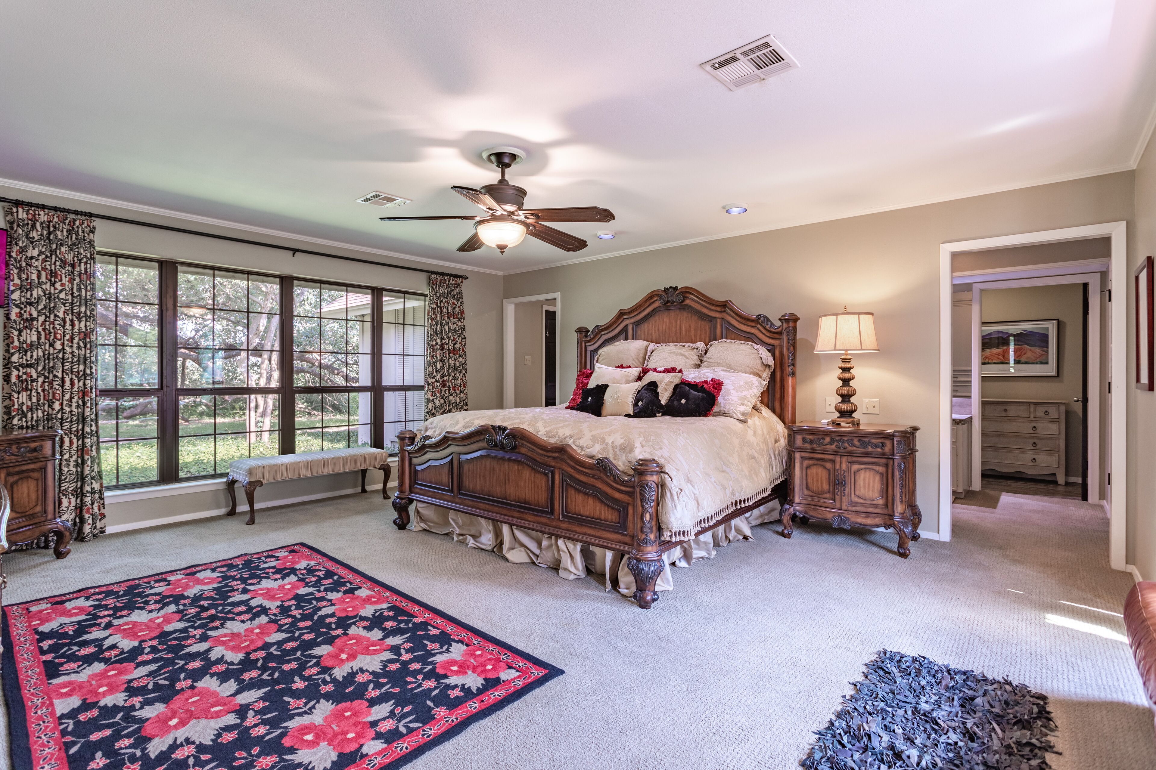 5 bedrooms, desk, iron/ironing board, travel crib