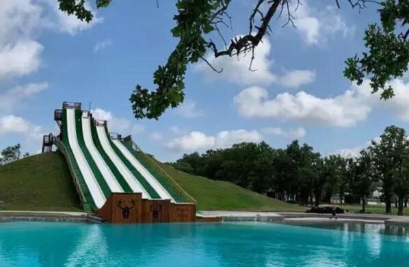 Outdoor pool - Oak Tree Manor w/ Pool (Waco)