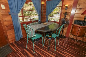 Basic Cabin | In-room dining