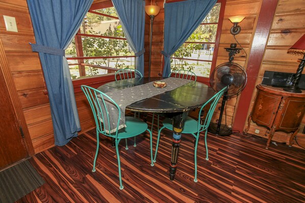 Basic Cabin | In-room dining