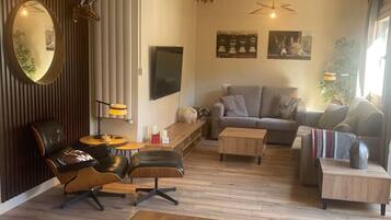 Een smart-tv en boeken