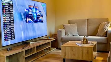 Een smart-tv en boeken