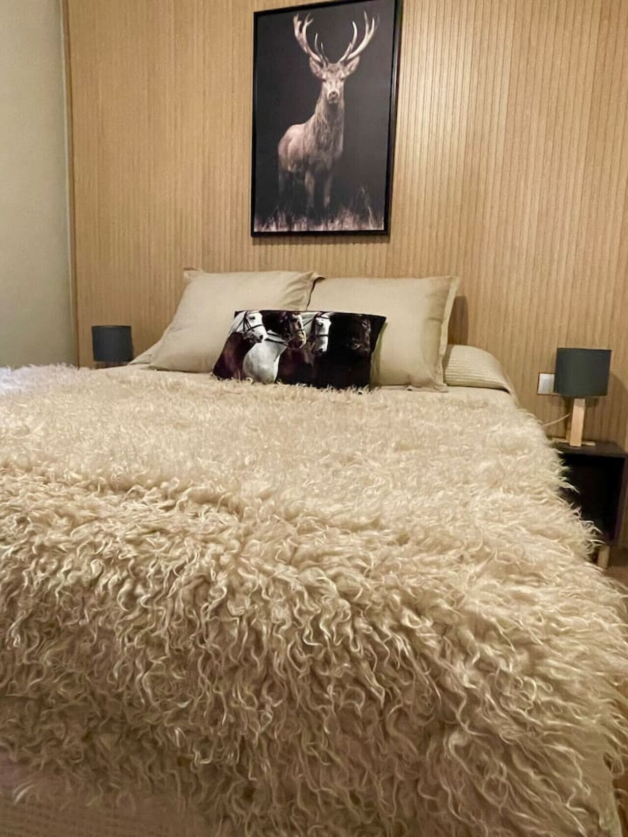 3 slaapkamers, een bureau, een strijkplank/strijkijzer, reisbedje