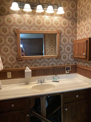 Shower, eco-friendly toiletries, hair dryer, towels - Mountain Cabin ATV trails, convenient and comfort. Enjoy nature Lots of parking (Young)