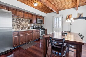 Basic Cabin | Private kitchen - The Rock House (Big Bear City)
