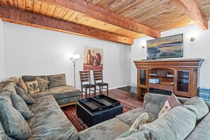 Basic-Ferienhütte | Wohnbereich | 42-Zoll-Smart-TV mit Digitalempfang, Fernseher, DVD-Player