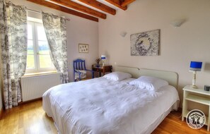 4 bedrooms, travel cot, Internet - Gîte de Groupe Lagneau (QUINCIE-EN-BEAUJOLAIS)