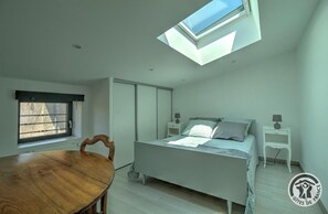 6 bedrooms, desk, iron/ironing board, travel crib