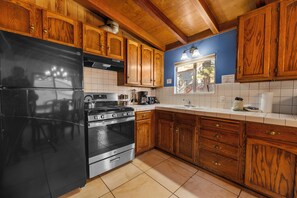 Bouilloire électrique, batterie de cuisine, vaisselle et ustensiles