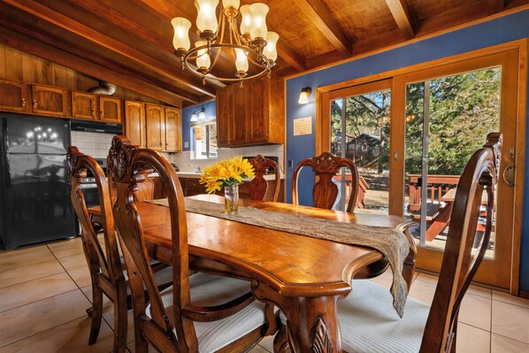 Bouilloire électrique, batterie de cuisine, vaisselle et ustensiles