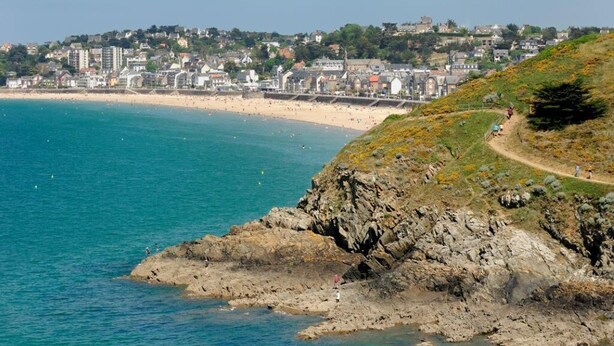 A coastal town with a beach, rocky cliffs, and a path leading up to a viewpoint. - Villa des Dîmes - Pleneuf VAL Andre (PLENEUF VAL ANDRE)