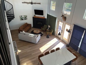 Smart TV, chimenea, videojuegos y tenis de mesa