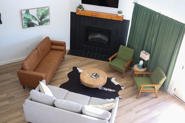 TV connectée, cheminée, jeux vidéo, table de tennis de table