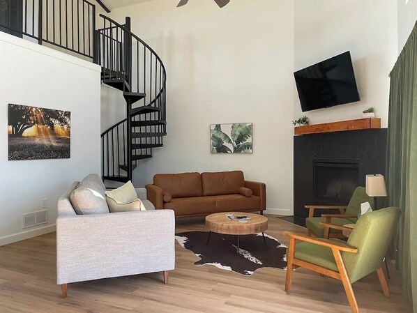 Smart TV, chimenea, videojuegos y tenis de mesa