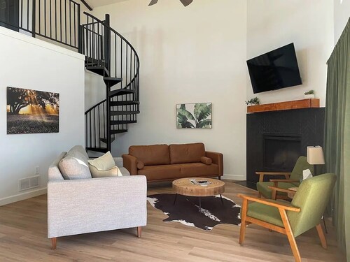 Gorgeous, Secluded Hill Country Escape Near River + Game room!