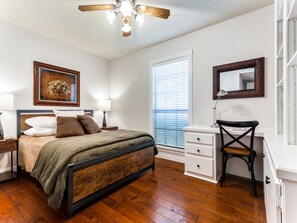 3 bedrooms, desk, iron/ironing board, travel crib - Escape to Olivia's Hideaway in Allen! Close  to shopping,Eat, and entertainment (Allen)