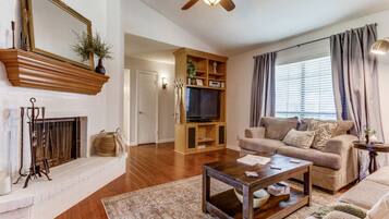 Smart TV, fireplace, stereo