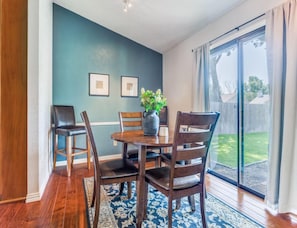 Dining - Escape to Olivia's Hideaway in Allen! Close  to shopping,Eat, and entertainment (Allen)
