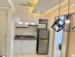Fridge, microwave, dishwasher, electric kettle - Condo in Ortigas KIMEA Staycation (Pasig)